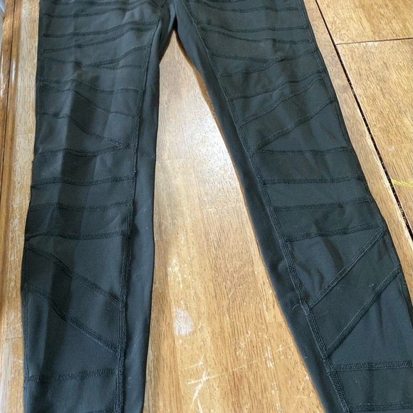 Beautiful lululemon leggings size 6 green color - Picture 3 of 11